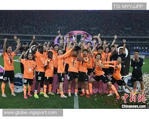 武汉车谷江大女足赛后自豪展示国旗合影庆祝中国骄傲时刻 武汉车谷江大女足赛后自豪展示国旗合影庆祝中国骄傲时刻