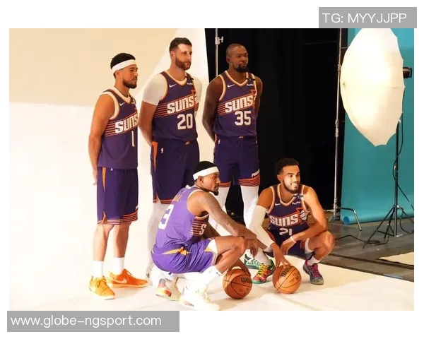 季前赛迎战湖人太阳队晒出布克马威帅气登机照引发关注