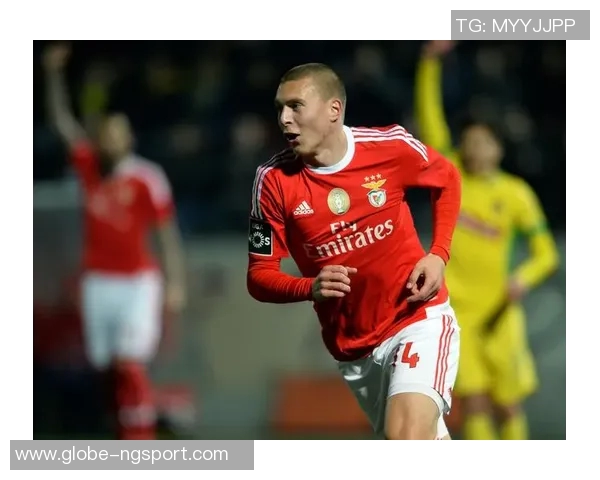 基德赞扬凯莱布马丁在防守和进攻中的出色表现与创造机会能力 基德赞扬凯莱布马丁在防守和进攻中的出色表现与创造机会能力