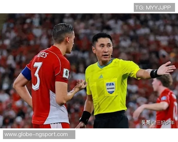 印尼主帅克鲁伊维特赛后情绪失控怒砸椅子眼眶泛红引发关注